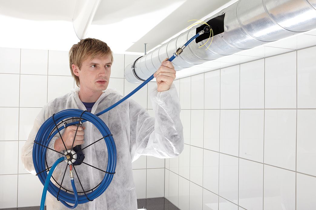 Pulizia ad aria di un canale di ventilazione con Wöhler ariaset professionale