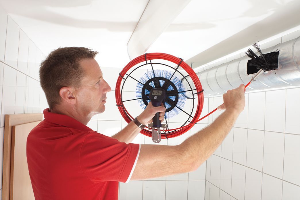Pulizia meccanica di un canale di ventilazione con aspo M